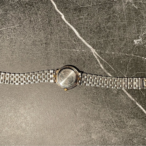 Bulova Watch not keeping time sold as is. - Picture 2 of 6